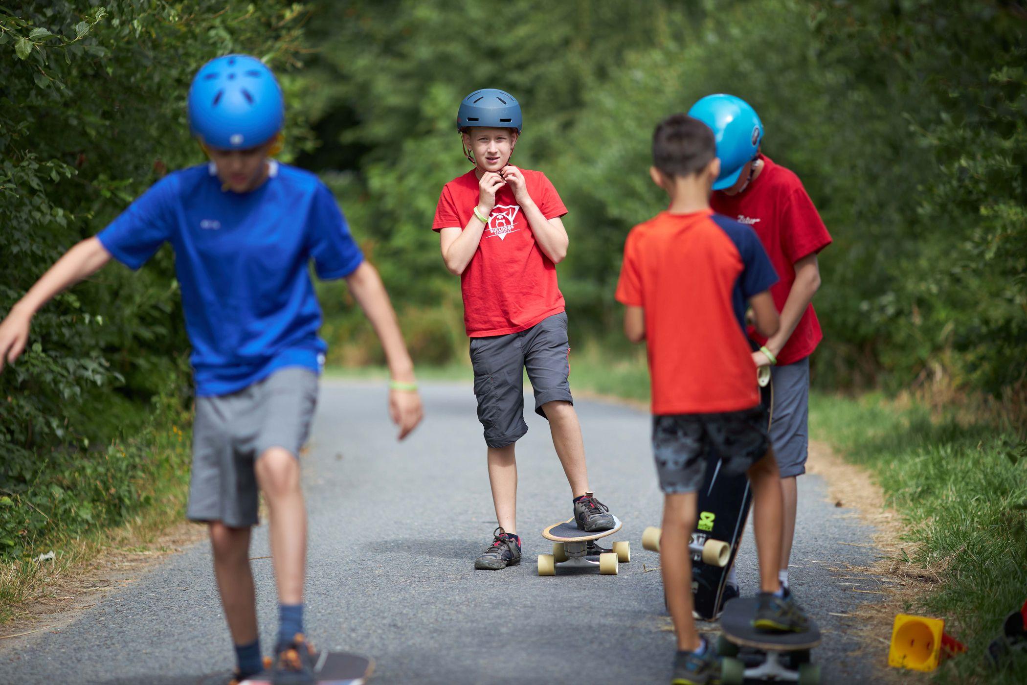Děti v létě na skateboardu. 
